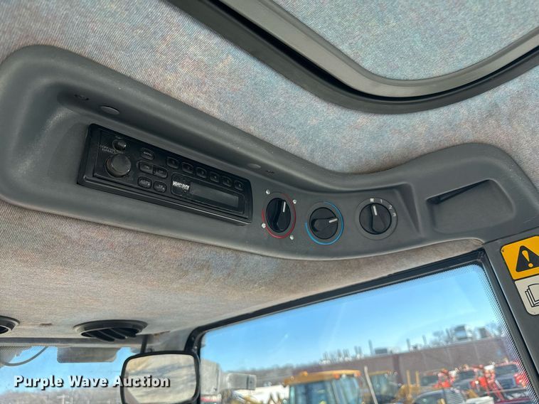 image for item DQ6221 2000 New Holland TS100 tractor