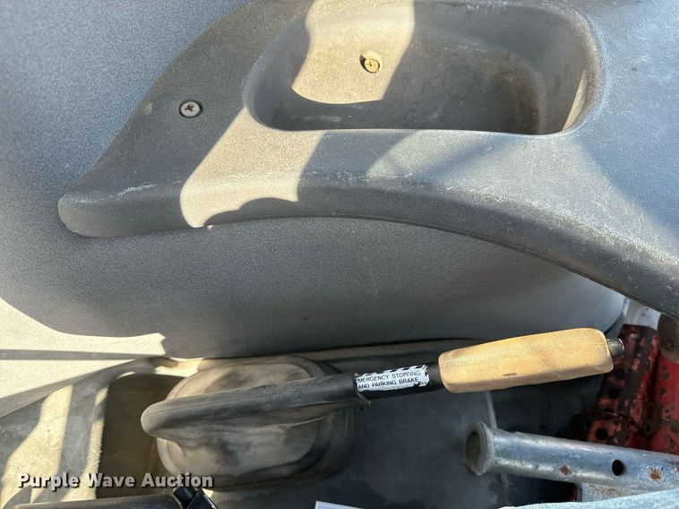 image for item DQ6221 2000 New Holland TS100 tractor