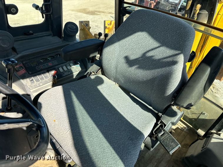 image for item DQ6226 2005 John Deere 310G backhoe