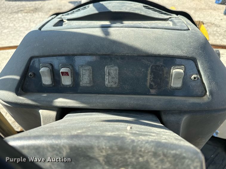 image for item DQ6226 2005 John Deere 310G backhoe