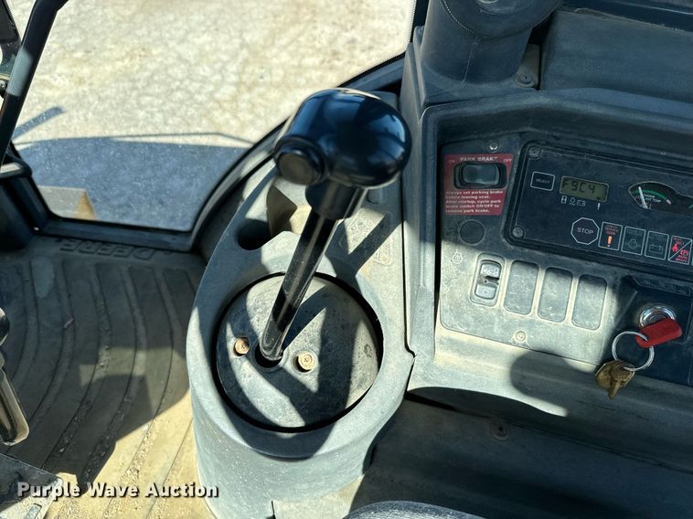 image for item DQ6226 2005 John Deere 310G backhoe