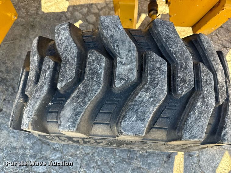 image for item DQ6226 2005 John Deere 310G backhoe