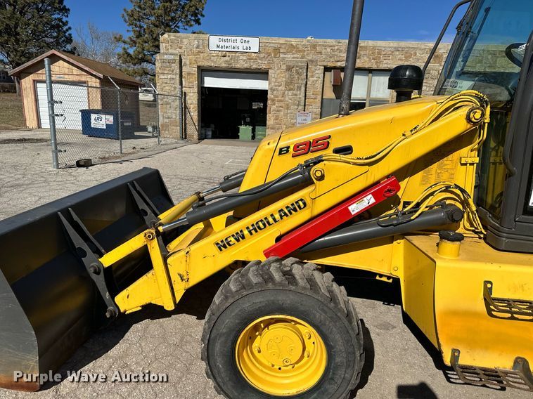 image for item DQ6227 2006 New Holland B95 backhoe