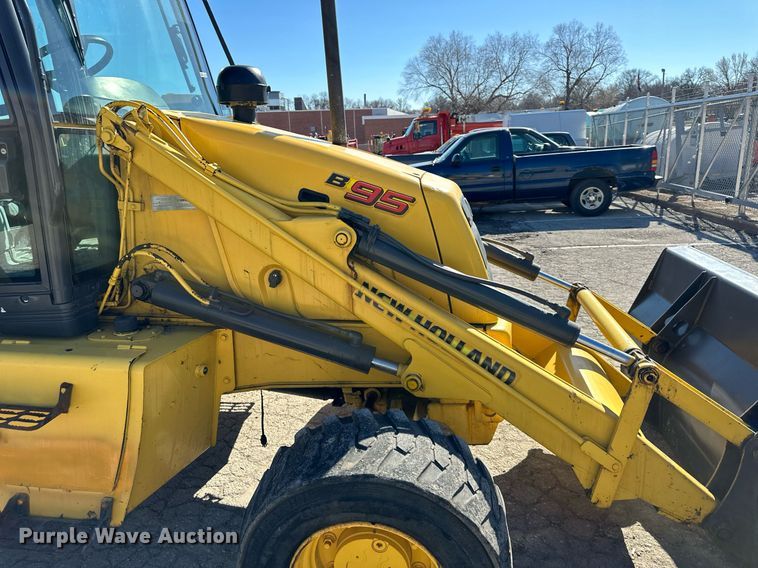 image for item DQ6227 2006 New Holland B95 backhoe