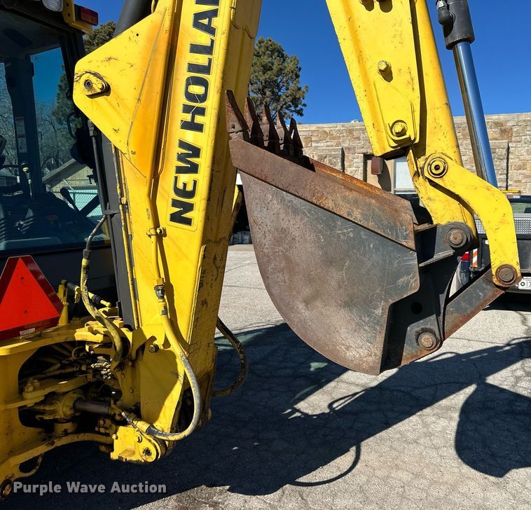 image for item DQ6227 2006 New Holland B95 backhoe