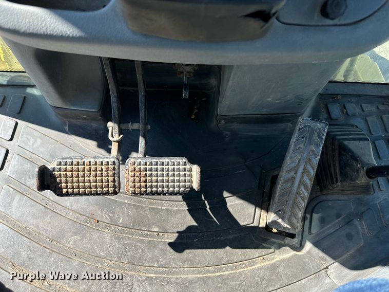 image for item DQ6227 2006 New Holland B95 backhoe