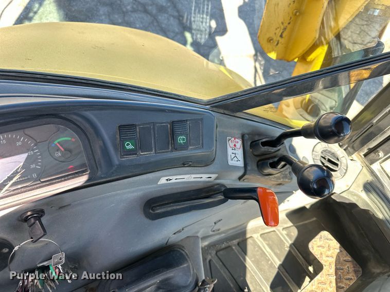 image for item DQ6227 2006 New Holland B95 backhoe