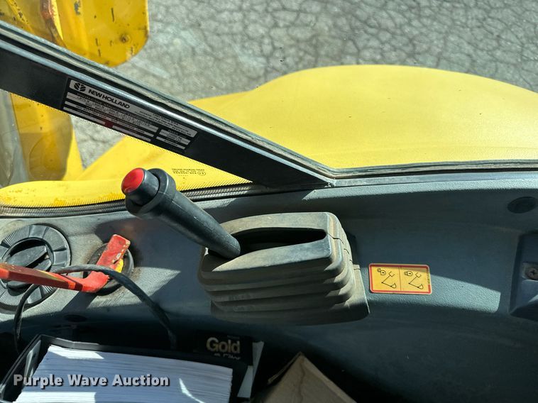 image for item DQ6227 2006 New Holland B95 backhoe