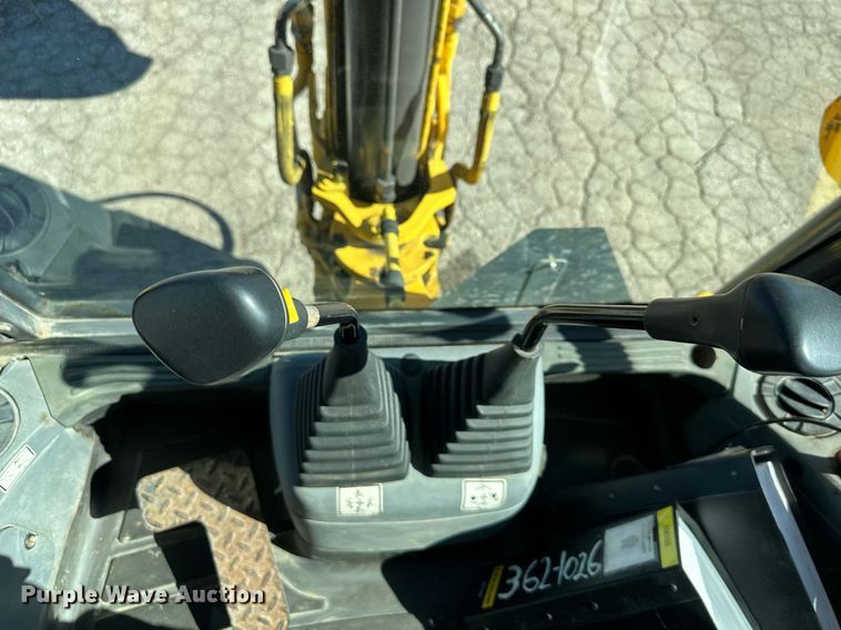 image for item DQ6227 2006 New Holland B95 backhoe