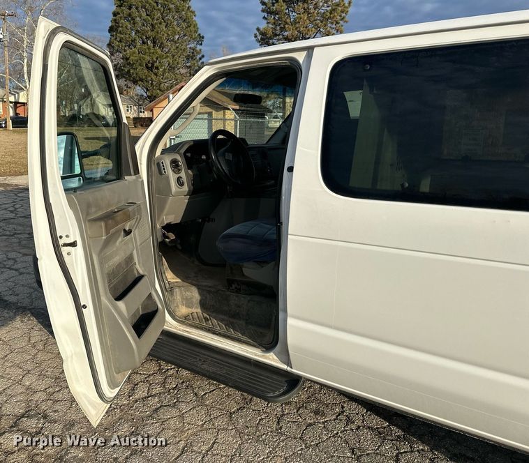 image for item DQ6228 2011 Ford E150 van