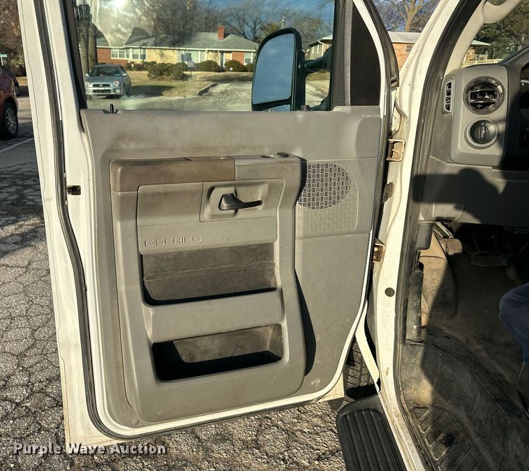 image for item DQ6228 2011 Ford E150 van