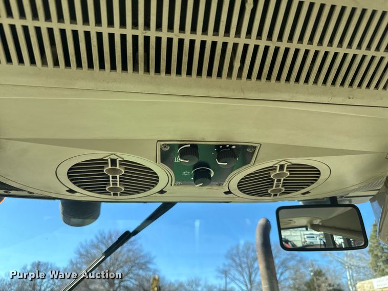 image for item DQ6230 2007 John Deere 6415 tractor