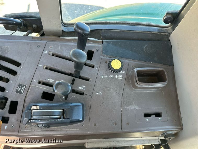 image for item DQ6233 2006 John Deere 6415 tractor