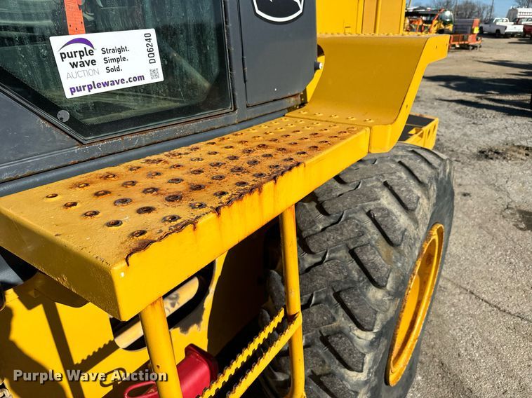 image for item DQ6240 2005 John Deere 444J wheel loader