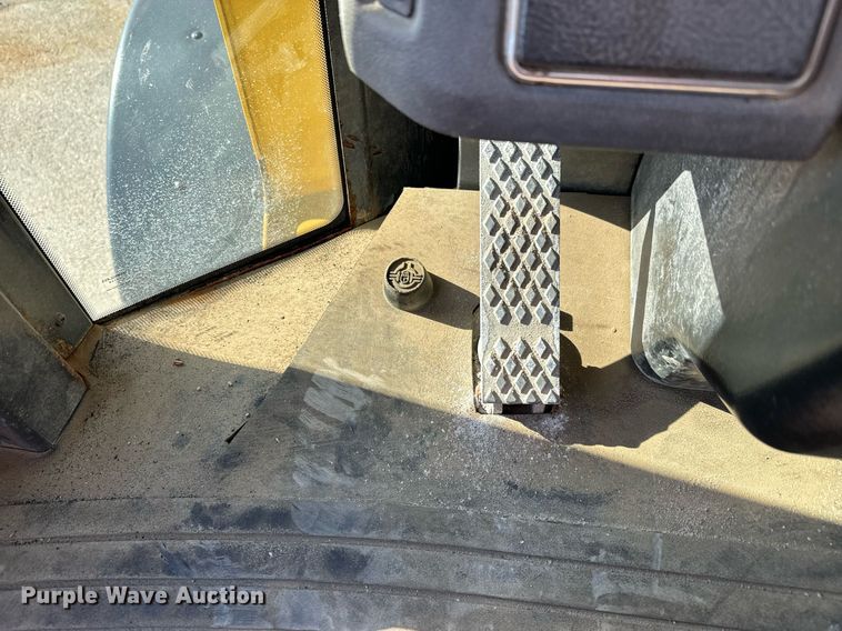 image for item DQ6240 2005 John Deere 444J wheel loader