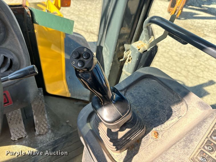 image for item DQ6240 2005 John Deere 444J wheel loader