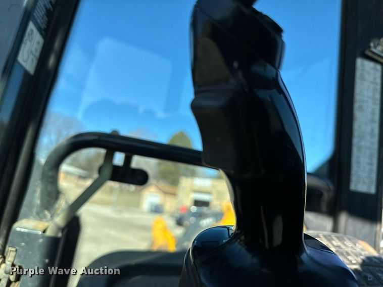 image for item DQ6240 2005 John Deere 444J wheel loader