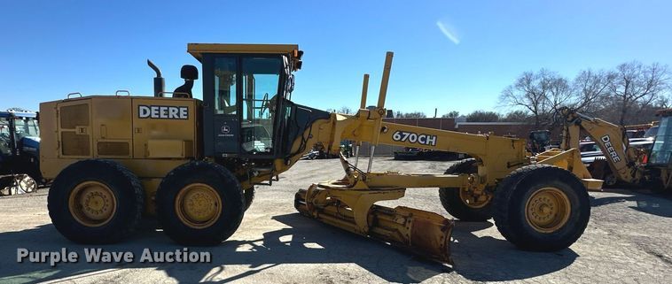 image for item DQ6247 2004 John Deere 670CH motor grader