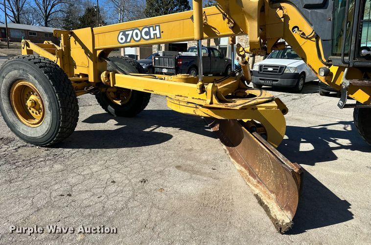 image for item DQ6247 2004 John Deere 670CH motor grader