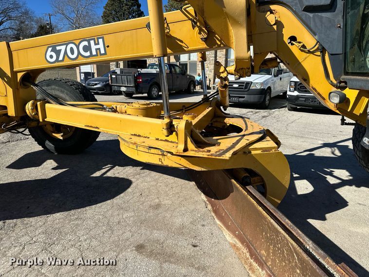 image for item DQ6247 2004 John Deere 670CH motor grader