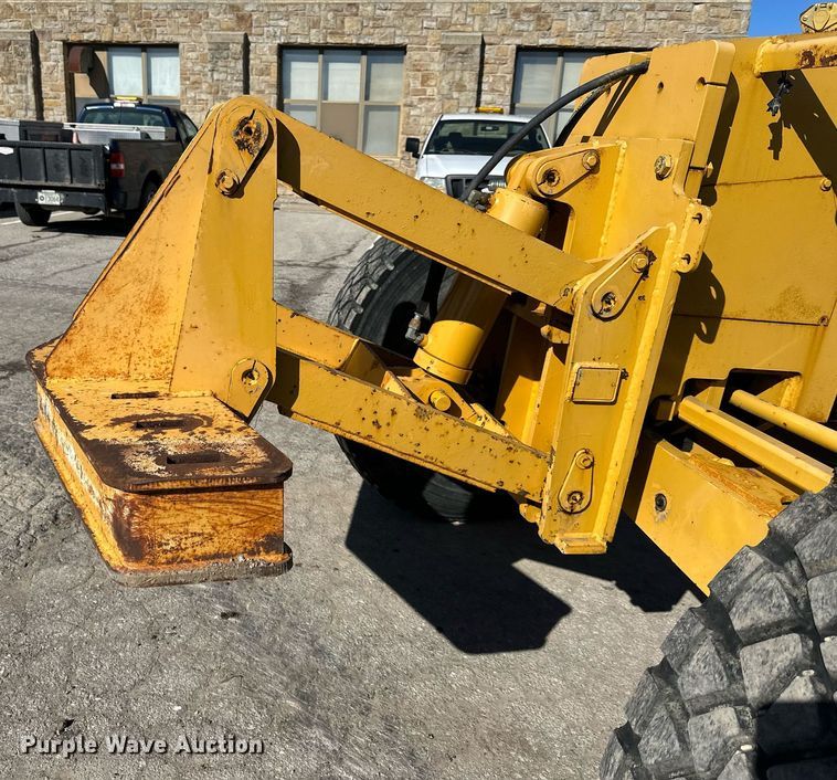 image for item DQ6247 2004 John Deere 670CH motor grader