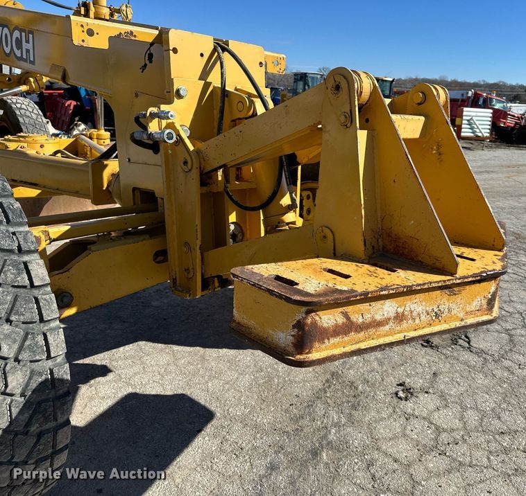 image for item DQ6247 2004 John Deere 670CH motor grader