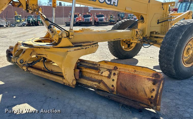 image for item DQ6247 2004 John Deere 670CH motor grader