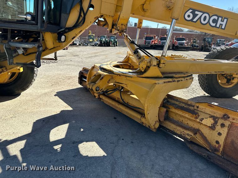 image for item DQ6247 2004 John Deere 670CH motor grader