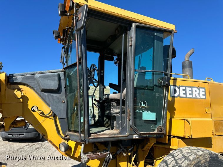 image for item DQ6247 2004 John Deere 670CH motor grader