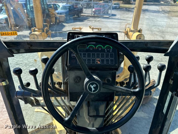 image for item DQ6247 2004 John Deere 670CH motor grader