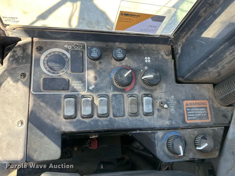 image for item DQ6247 2004 John Deere 670CH motor grader