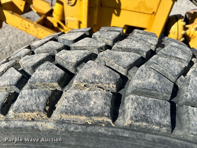 image for item DQ6247 2004 John Deere 670CH motor grader