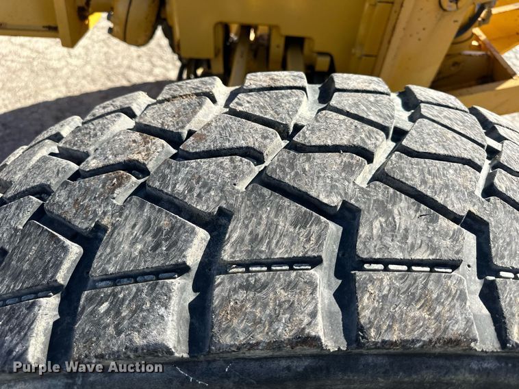 image for item DQ6247 2004 John Deere 670CH motor grader