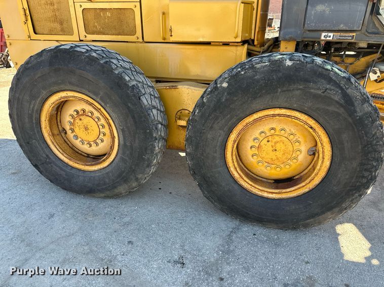 image for item DQ6247 2004 John Deere 670CH motor grader