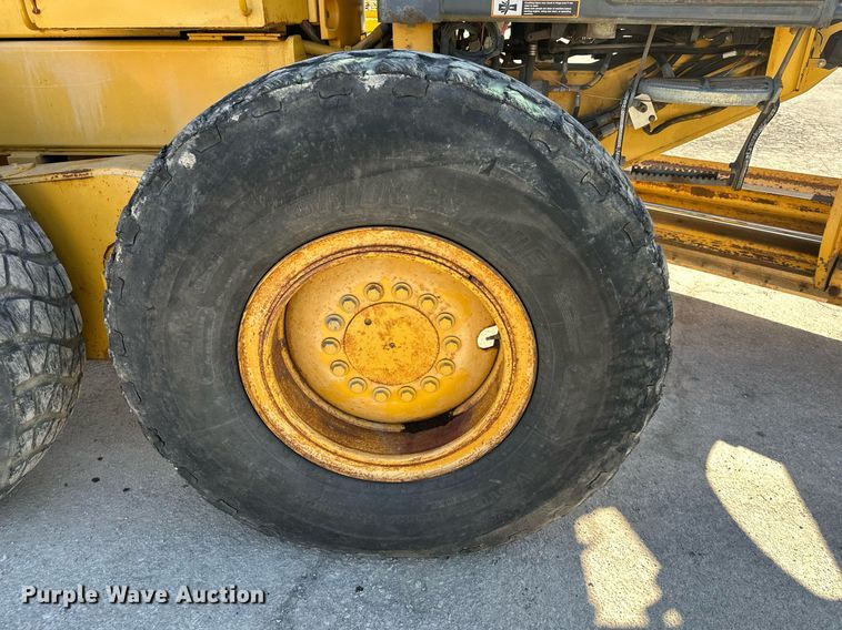 image for item DQ6247 2004 John Deere 670CH motor grader