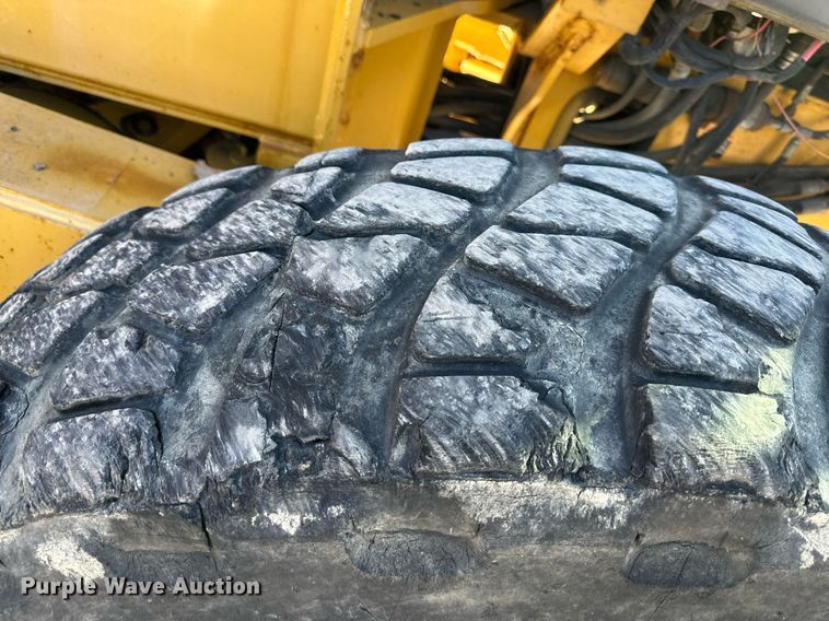 image for item DQ6247 2004 John Deere 670CH motor grader