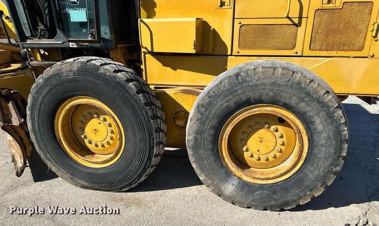 image for item DQ6247 2004 John Deere 670CH motor grader