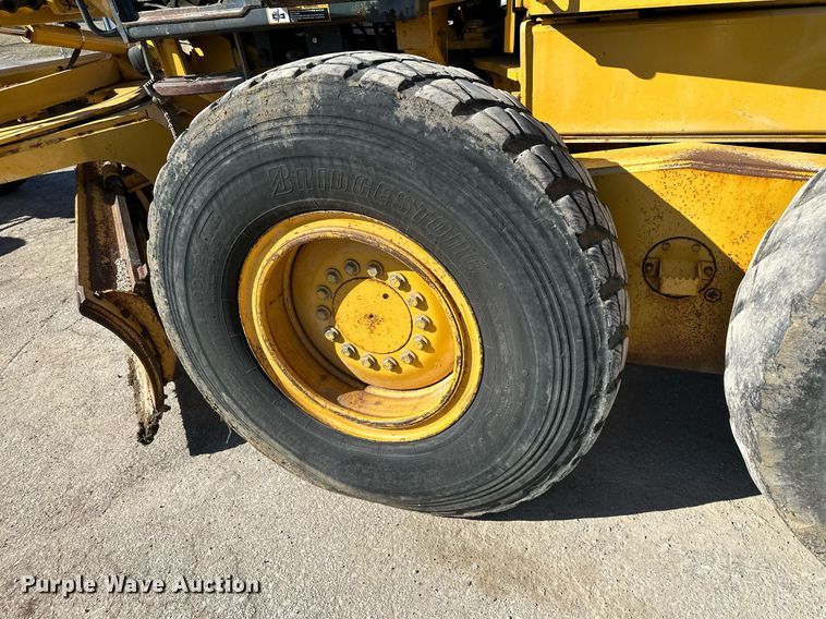 image for item DQ6247 2004 John Deere 670CH motor grader