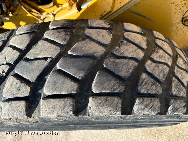 image for item DQ6247 2004 John Deere 670CH motor grader