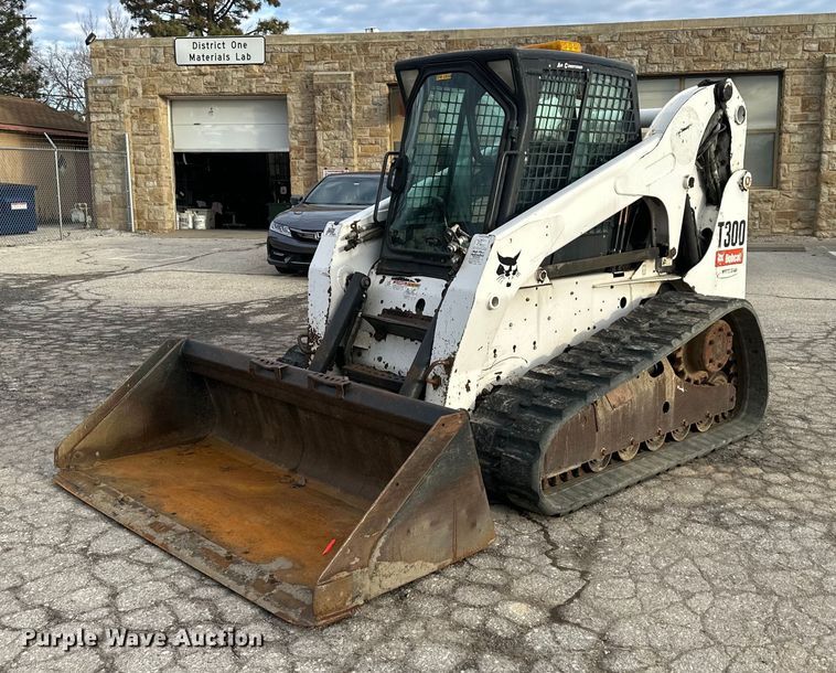 image for item DQ6248 2009 Bobcat T300 tracked skid steer loader