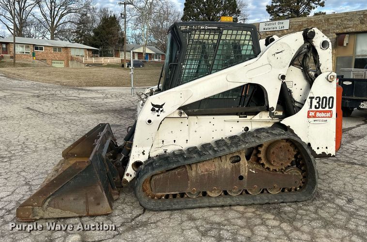 image for item DQ6248 2009 Bobcat T300 tracked skid steer loader
