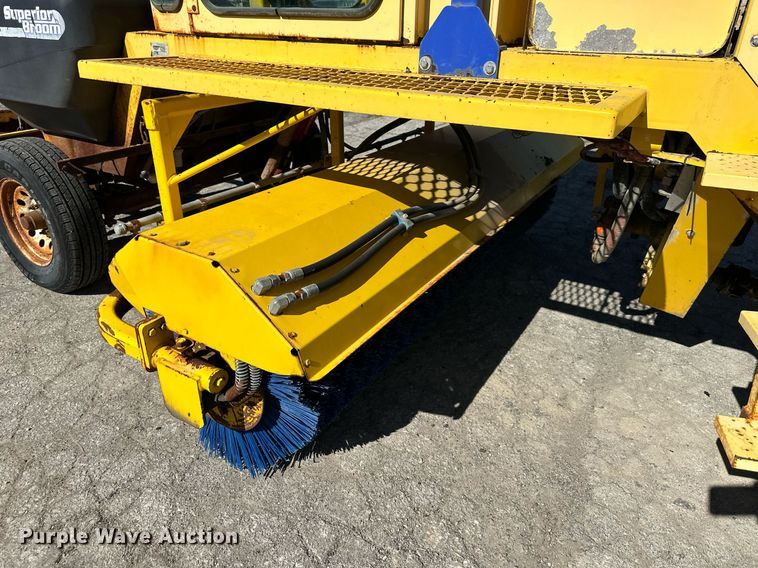 image for item DQ6250 2007 Superior Broom DT80CT broom