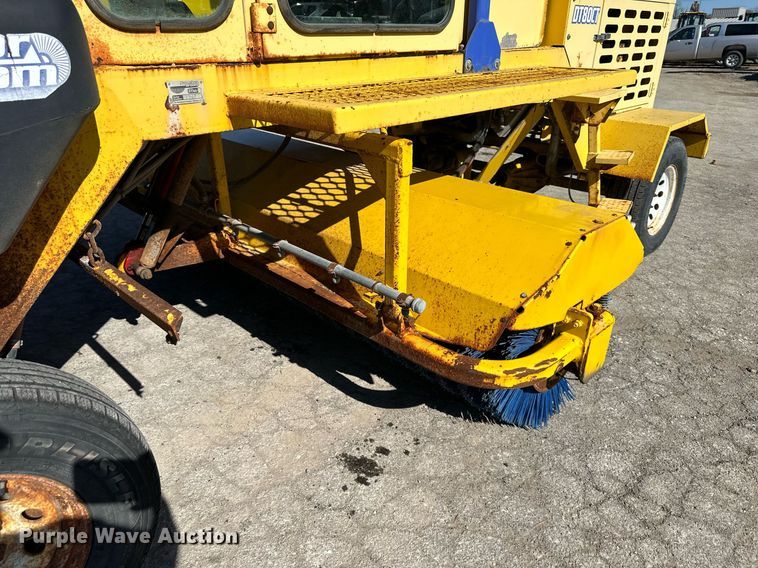 image for item DQ6250 2007 Superior Broom DT80CT broom