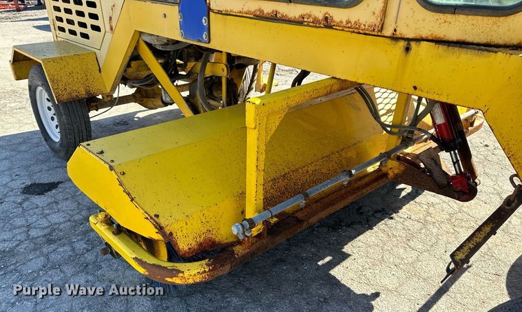 image for item DQ6250 2007 Superior Broom DT80CT broom