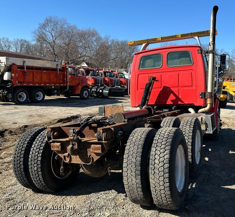 image for item DQ6251 2009 Sterling LT7500 truck cab and chassis