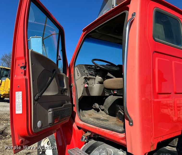 image for item DQ6251 2009 Sterling LT7500 truck cab and chassis