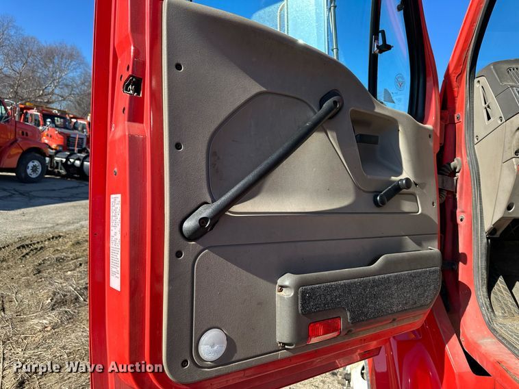 image for item DQ6251 2009 Sterling LT7500 truck cab and chassis