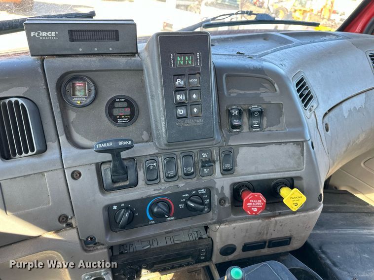 image for item DQ6251 2009 Sterling LT7500 truck cab and chassis