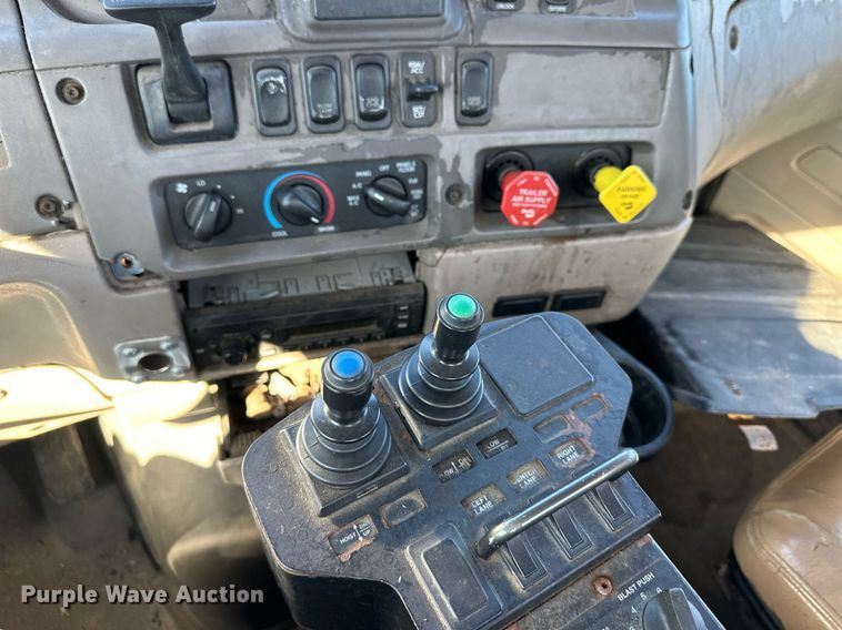 image for item DQ6251 2009 Sterling LT7500 truck cab and chassis