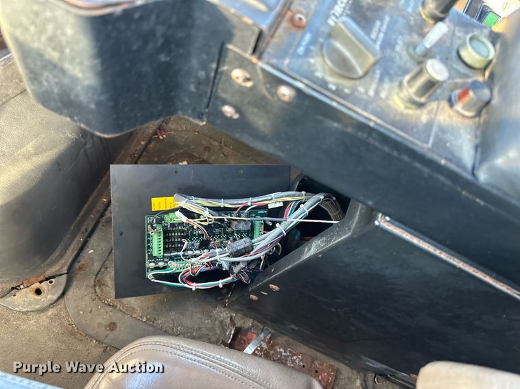 image for item DQ6251 2009 Sterling LT7500 truck cab and chassis